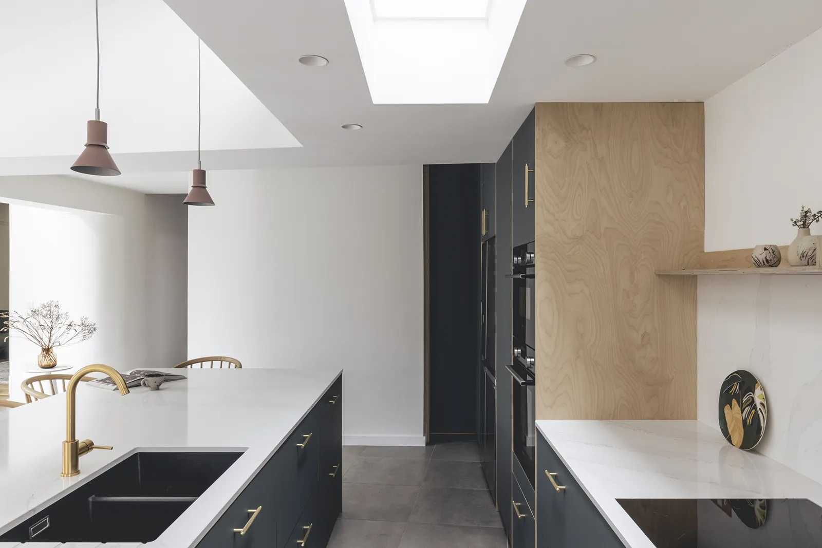 Curve House: Kitchen